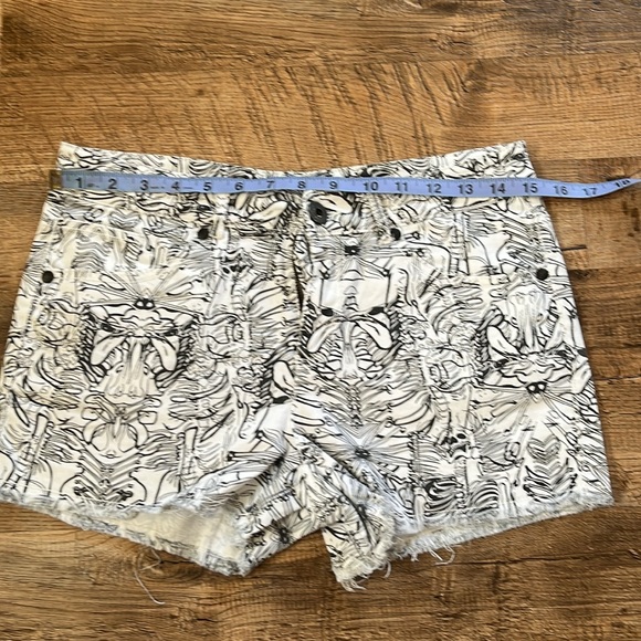 DEX Shorts- Black and White - Picture 5 of 9